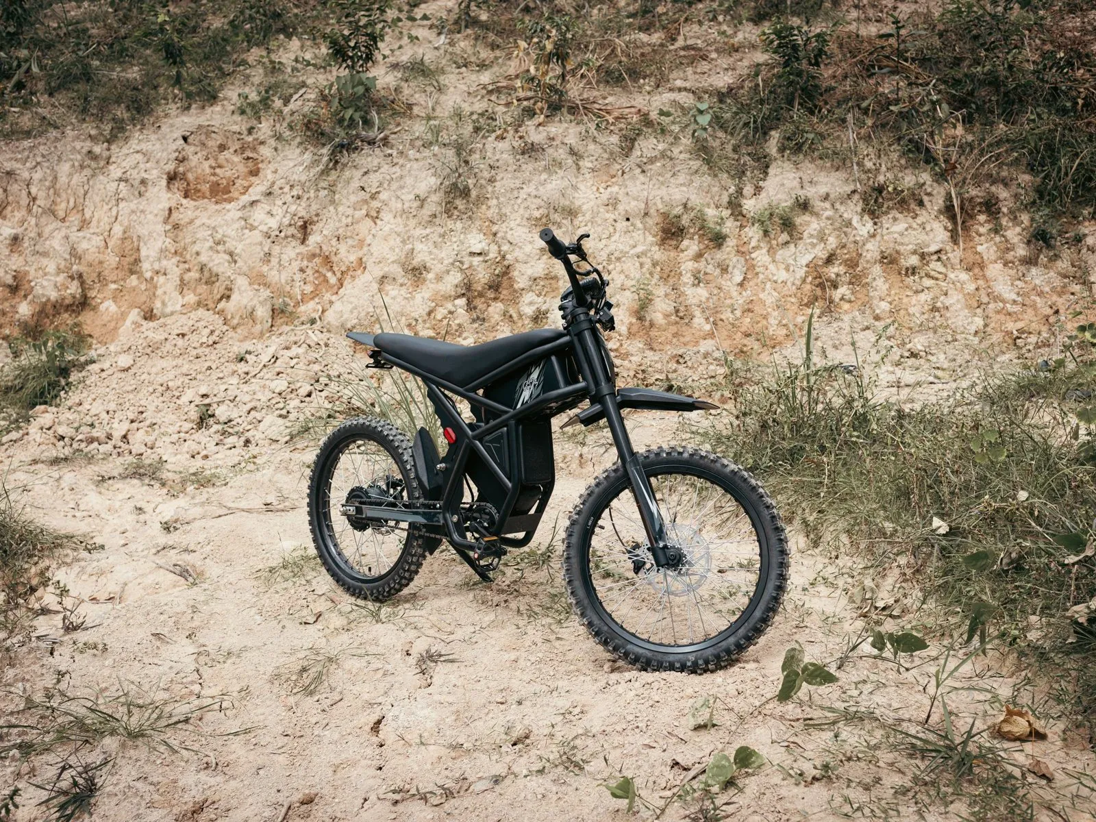 Stark Varg électrique de motocross sur piste en terre, vue de profil, style dynamique et net
